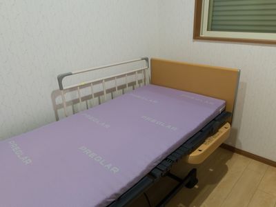 快適な居室のベッド