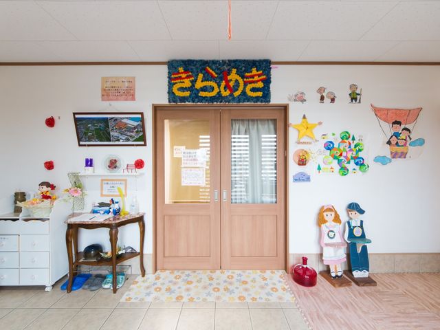 エントランスに飾り付け 玄関 温かみのある入口装飾が、訪れる人々を優しく迎え入れます。明るくて清潔感のある雰囲気が演出されています。