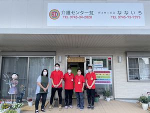 スタッフが並ぶ外観  