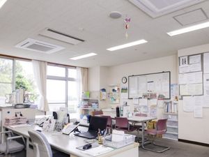 明るい事務室  