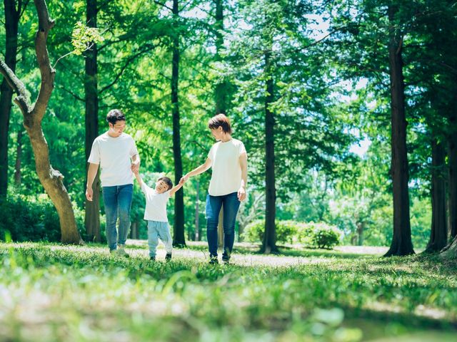 家族と緑豊かな庭の様子 理念 創業当時から変わらない質の高いサービス、介護のプロとしてご利用者に寄り添ったサービスの提供をします。