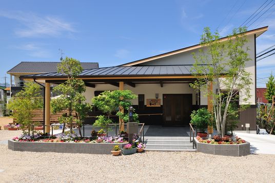 植物が美しい外観