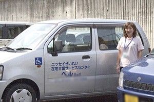 送迎車とスタッフ