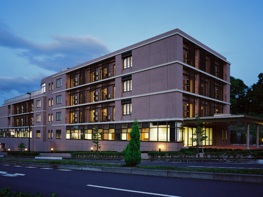 夕景の施設外観  