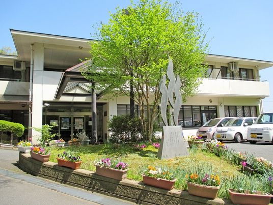 花壇のある建物外観  