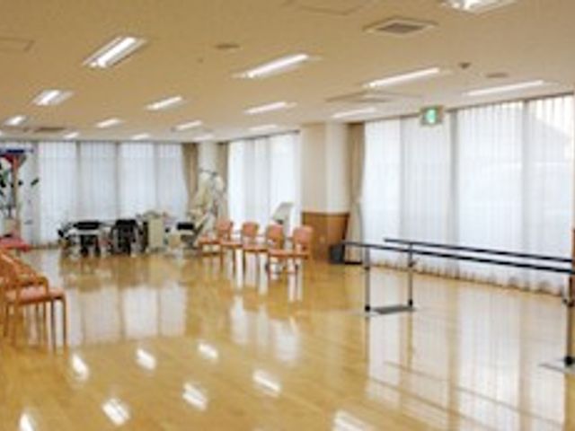 広々とした空間の機能訓練室 機能訓練室 自然光が差し込む明るい訓練室です。広々とした空間で、自由に動きやすい設計になっています。
