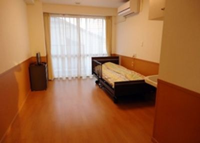 窓から光が差し込む居室