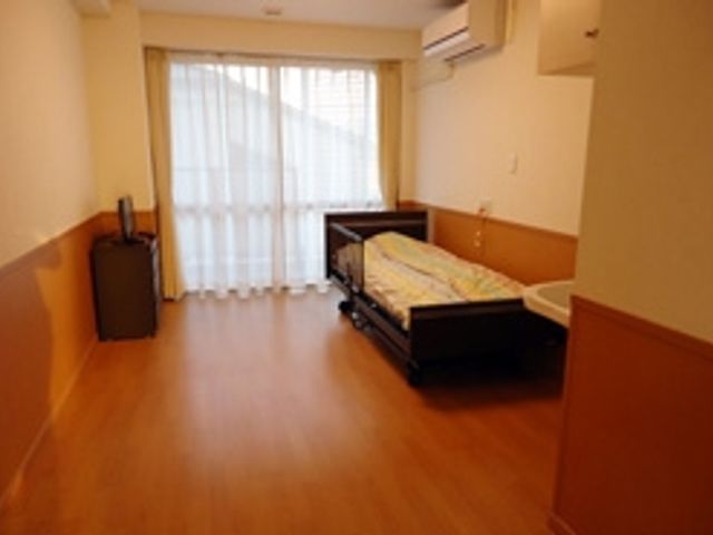 窓から光が差し込む居室 居室 明るい自然光がたっぷり入る居室です。快適な空間で、落ち着いて過ごせます。
