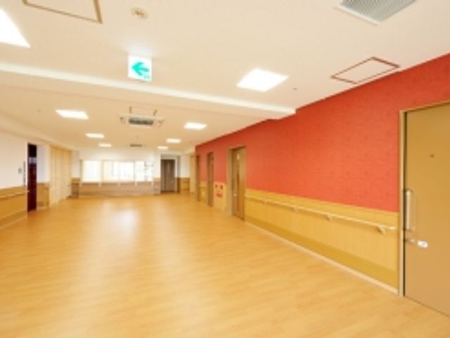 明るい廊下 廊下 広くて明るい空間の廊下です。快適に歩けるよう、壁には手すりが設置されています。