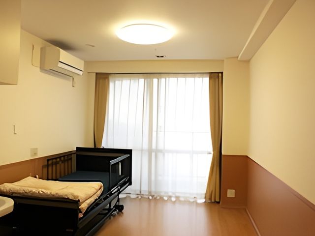 居心地よい居室 居室 自然光が差し込む広々とした空間で、心地よい環境が整っています。リラックスできる部屋です。