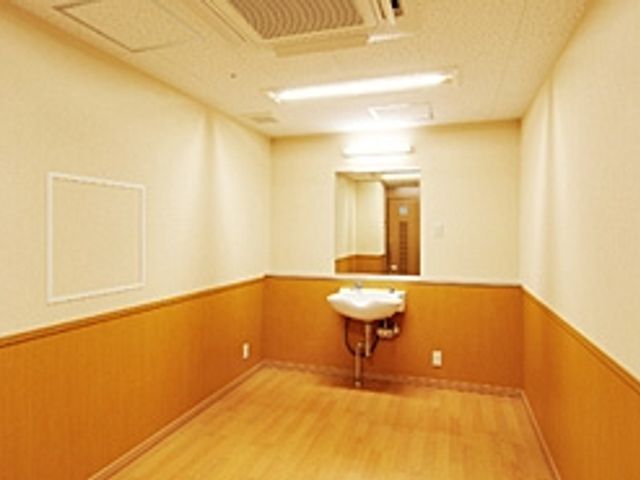 洗面台がある廊下 廊下 明るい照明と木目の壁で安心感のある空間です。シンプルな設備で使いやすくなっています。