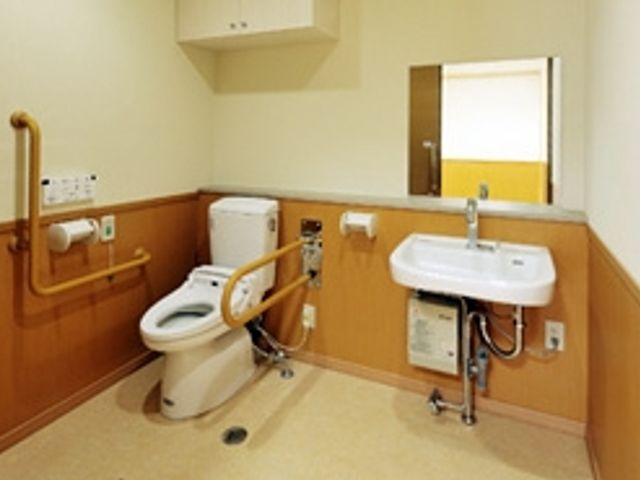 使いやすいトイレ トイレ   高齢者でも安心して利用できる、広々とした空間のトイレです。手すりが設置されています。