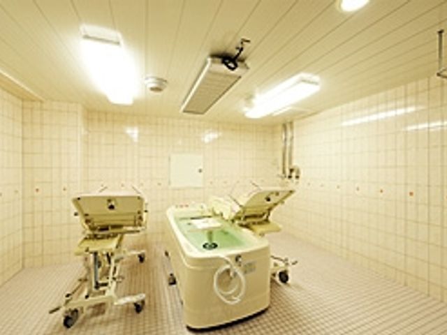 清潔感のある浴室 浴室 明るく清潔な浴室は広々としており、快適にご利用いただけます。リラックスしたケアが可能です。