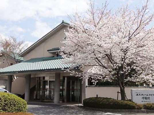 桜と施設の外観