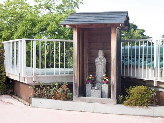 中庭の静かな仏像