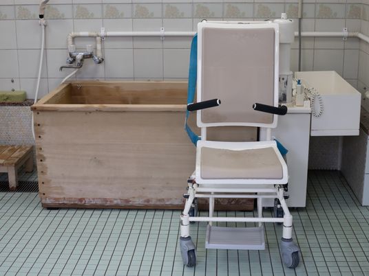 木製の浴槽と介護用イス