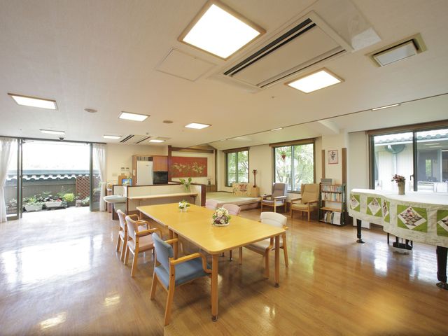 広々としたダイニングルーム ダイニングルーム 自然光をたっぷりと取り入れた明るいリビングです。椅子に座りながらゆったりと過ごせます。