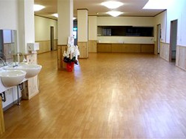 広々としたスペースのラウンジ ラウンジ 明るい光が差し込む広々としたラウンジは、利用者の憩いの場となっています。床は木目調で温かみがあります。