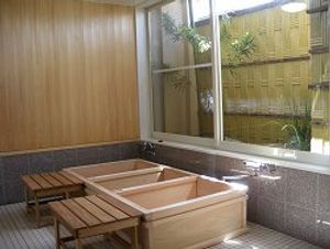木の温もり溢れる浴室