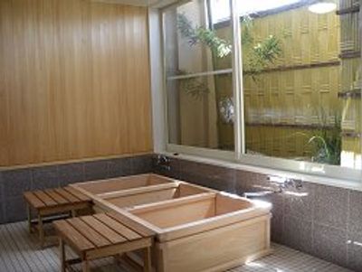 木の温もり溢れる浴室