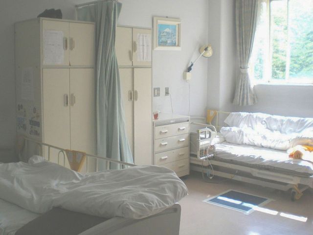 個室のベッドと窓際 居室 大きな窓から自然光が差し込む居室です。必要な設備が整い、快適な環境で働けます。