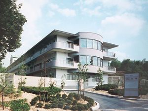 緑に囲まれた建物外観