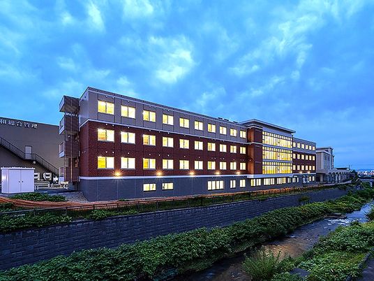 夕景の施設外観  
