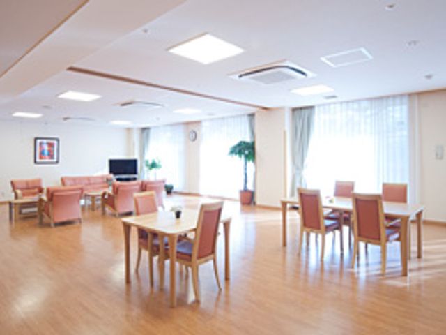 広々としたラウンジ ラウンジ 広々とした明るい空間で、自然光がたっぷり差し込み、くつろぎのひとときを過ごせます。