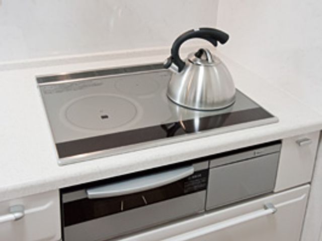シンプルな設備のキッチン キッチン シンプルな設備が整ったキッチンです。使いやすいIH調理器が備わっています。