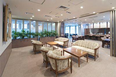 落ち着いた雰囲気のラウンジ