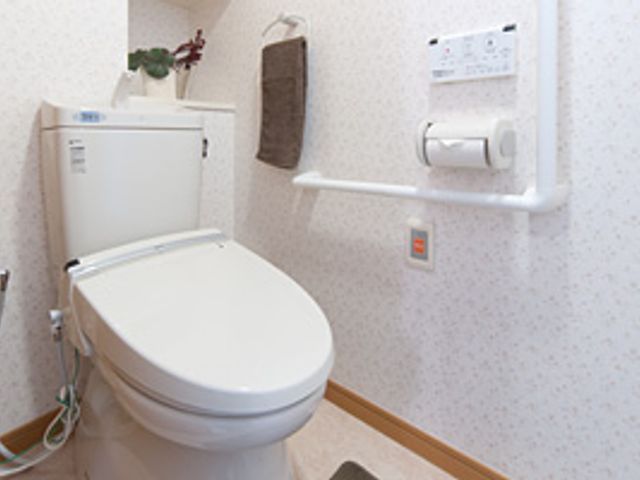 使いやすいトイレ トイレ 手すり付きで安全に使えるトイレです。安心して利用できる配慮がされています。