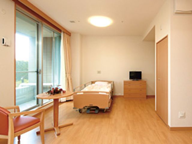 落ち着いた雰囲気の居室 居室 庭に面した明るい居室です。一人ひとりが快適に過ごせる空間が広がっています。