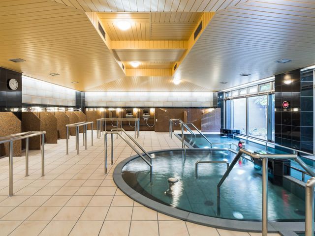 入浴設備のある部屋 浴室 広々とした入浴環境で、快適にリラックスできる空間です。自然光が差し込む明るい場所です。