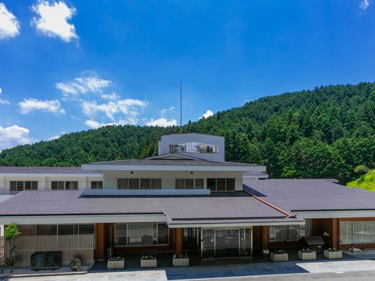山並み背の外観  