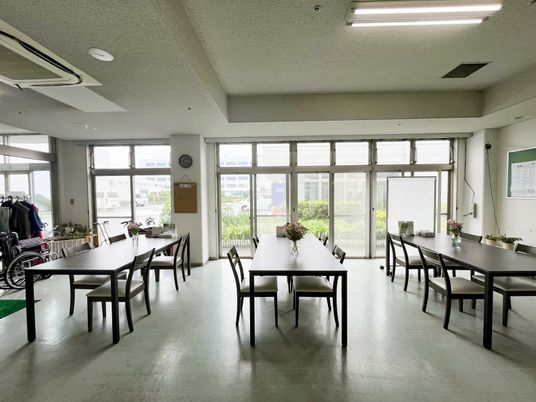 自然光の入るダイニング
