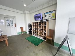 靴棚と案内板の入口