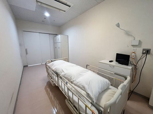 簡素なベッドの居室