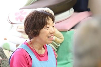 笑顔の女性スタッフ