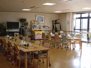 窓から光が差し込む部屋