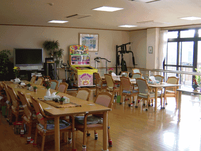 窓から光が差し込む部屋