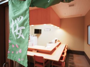 暖簾のある食堂  