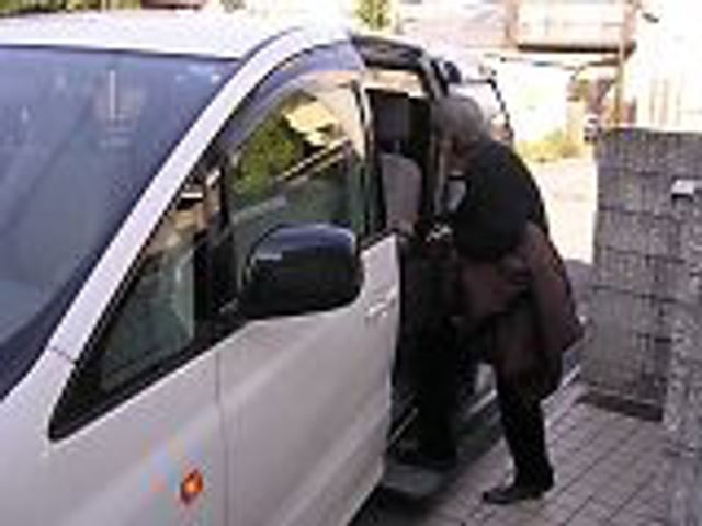 車に乗り込む様子 外観 介護車両への乗降は、安全に配慮されています。スタッフのサポートで安心です。