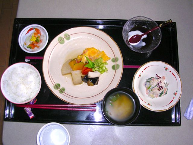 バランスの良い食事 料理 彩り豊かな食事メニューです。栄養バランスを考えたおいしい料理が楽しめます。