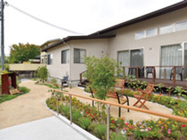 庭園のある建物 庭 リラックスできる庭園にはベンチが設置されており、職員の憩いの場として利用されています。