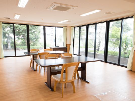 明るい共有ダイニング