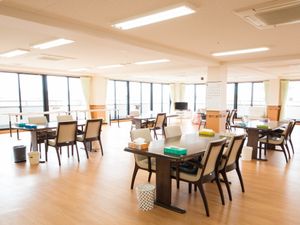 光る床の明るい食堂