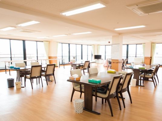 光る床の明るい食堂