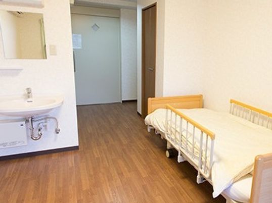 明るい個室の洋室