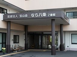 施設の落ち着いたエントランス
