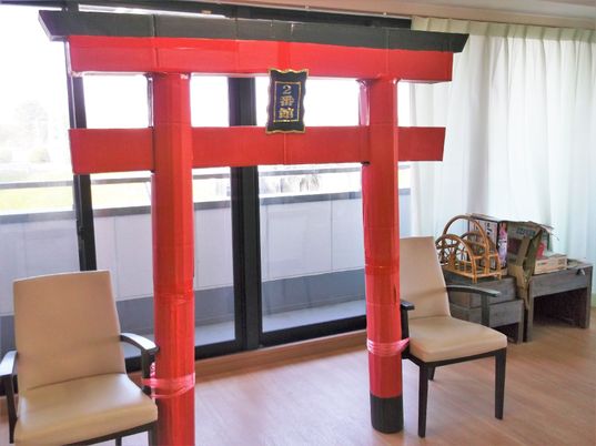 赤い鳥居と椅子の和室